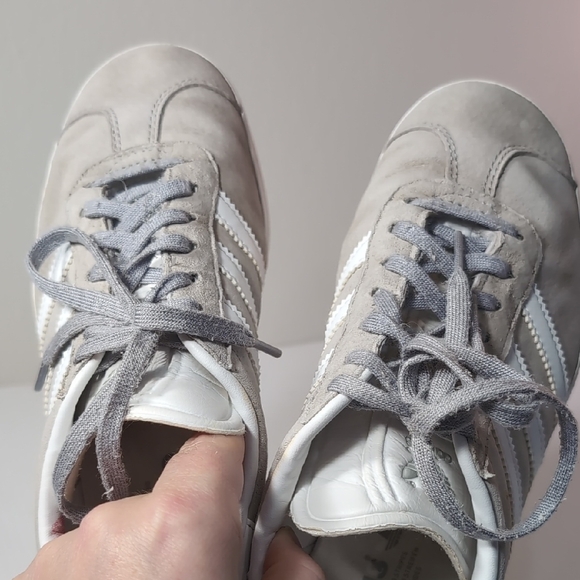 Adidas Women's Gazelle Sneakers in Gray and White Size 7 - Picture 11 of 11